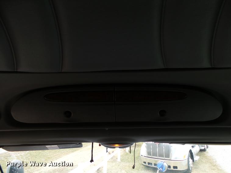 image for item DA2520 2010 Peterbilt 387 semi truck