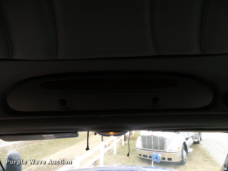 image for item DA2520 2010 Peterbilt 387 semi truck