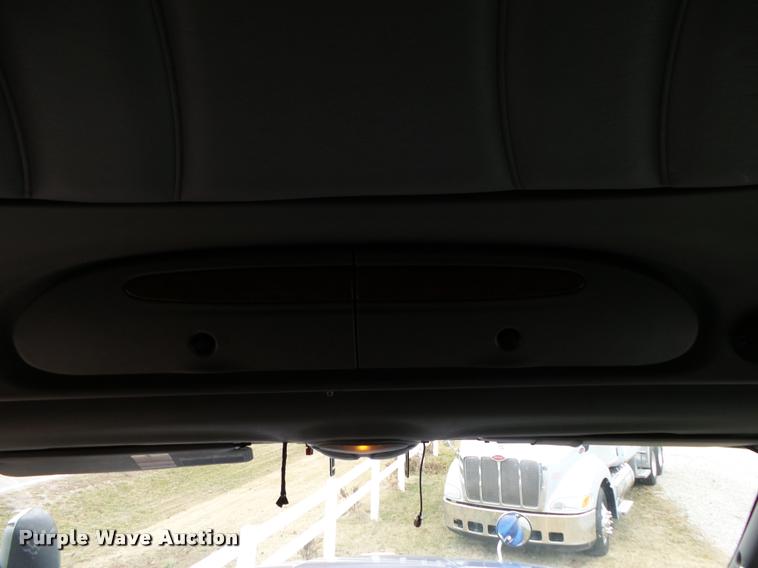 image for item DA2520 2010 Peterbilt 387 semi truck