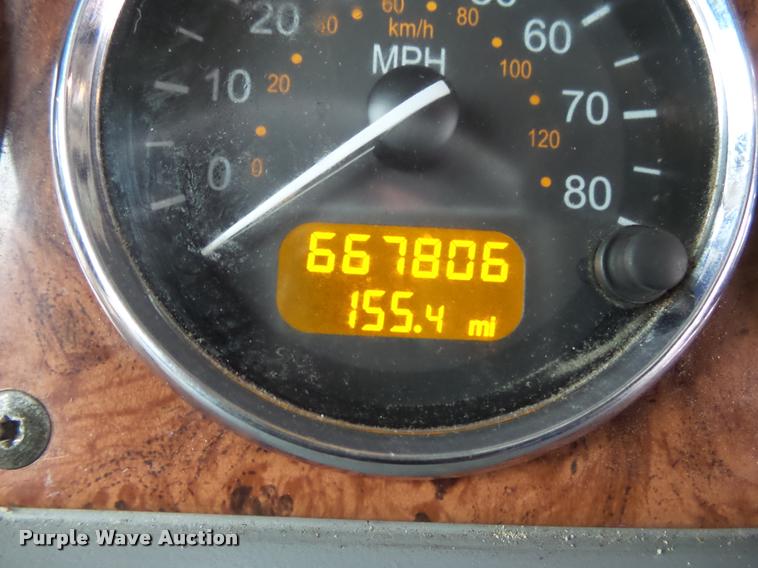 image for item DA2520 2010 Peterbilt 387 semi truck