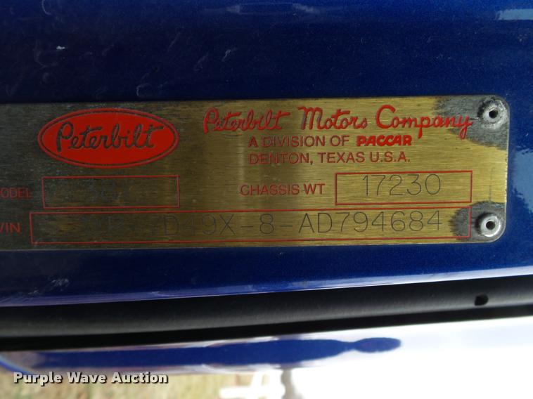 image for item DA2520 2010 Peterbilt 387 semi truck