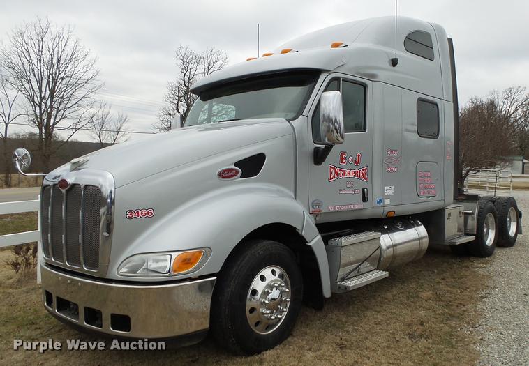 image for item DA2521 2010 Peterbilt 387 semi truck