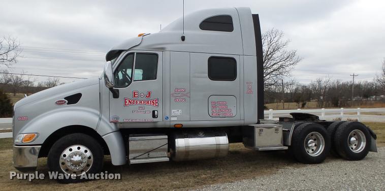 image for item DA2521 2010 Peterbilt 387 semi truck