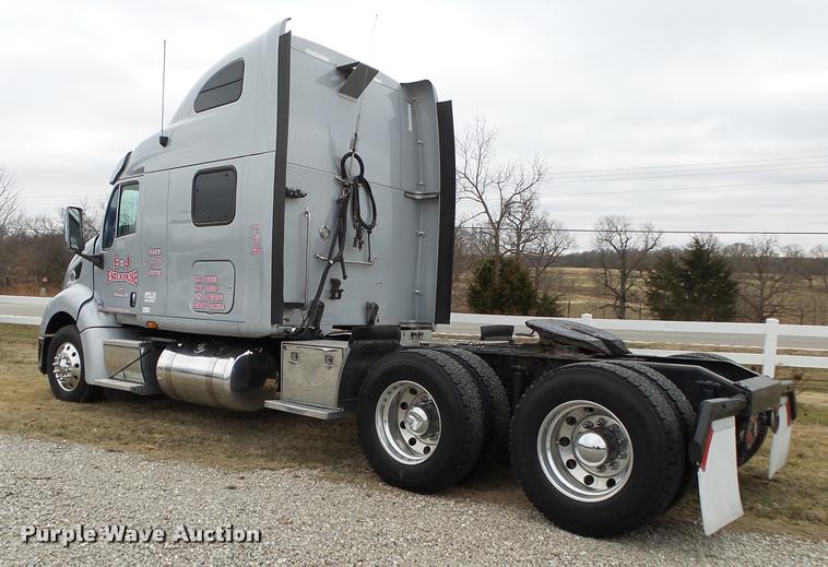 image for item DA2521 2010 Peterbilt 387 semi truck