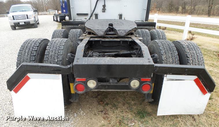 image for item DA2521 2010 Peterbilt 387 semi truck