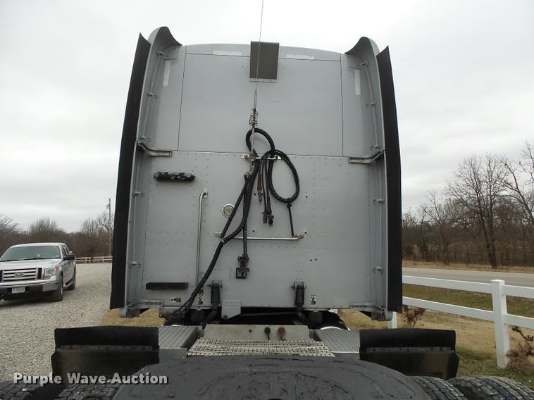 image for item DA2521 2010 Peterbilt 387 semi truck