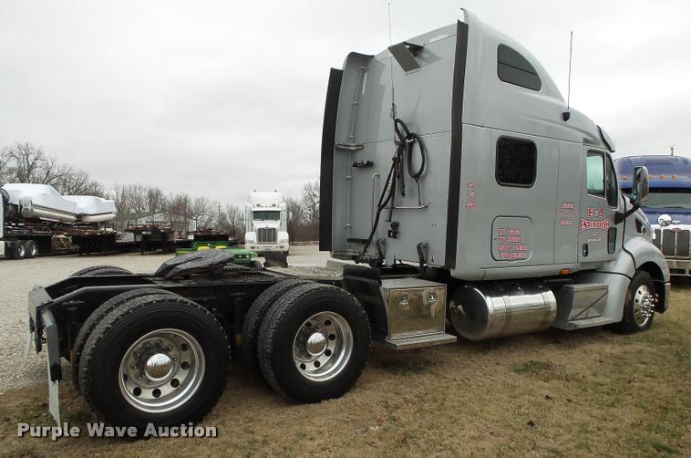 image for item DA2521 2010 Peterbilt 387 semi truck