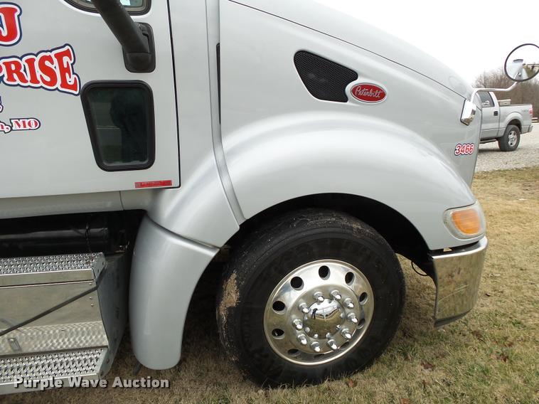 image for item DA2521 2010 Peterbilt 387 semi truck