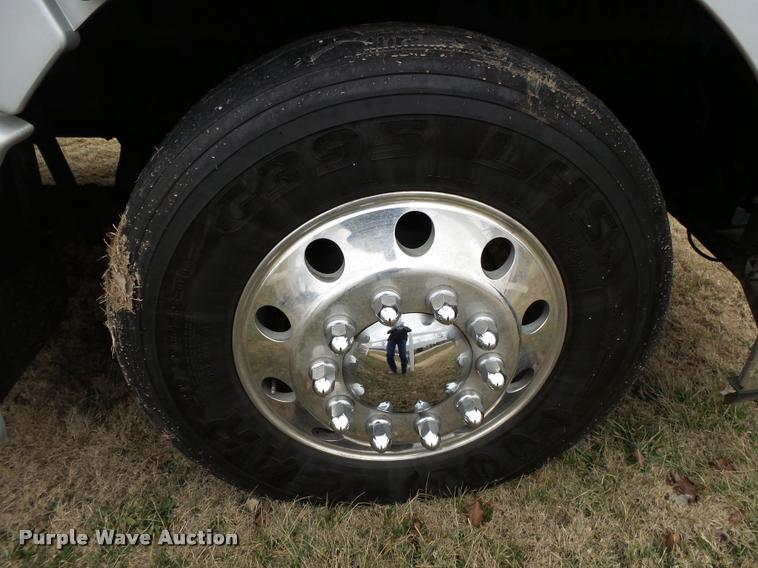 image for item DA2521 2010 Peterbilt 387 semi truck