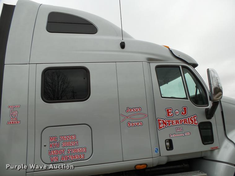 image for item DA2521 2010 Peterbilt 387 semi truck