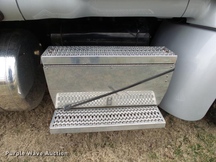 image for item DA2521 2010 Peterbilt 387 semi truck