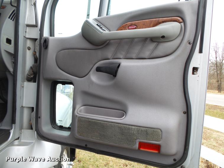 image for item DA2521 2010 Peterbilt 387 semi truck