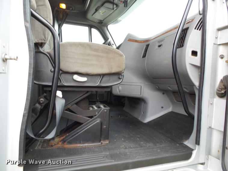 image for item DA2521 2010 Peterbilt 387 semi truck