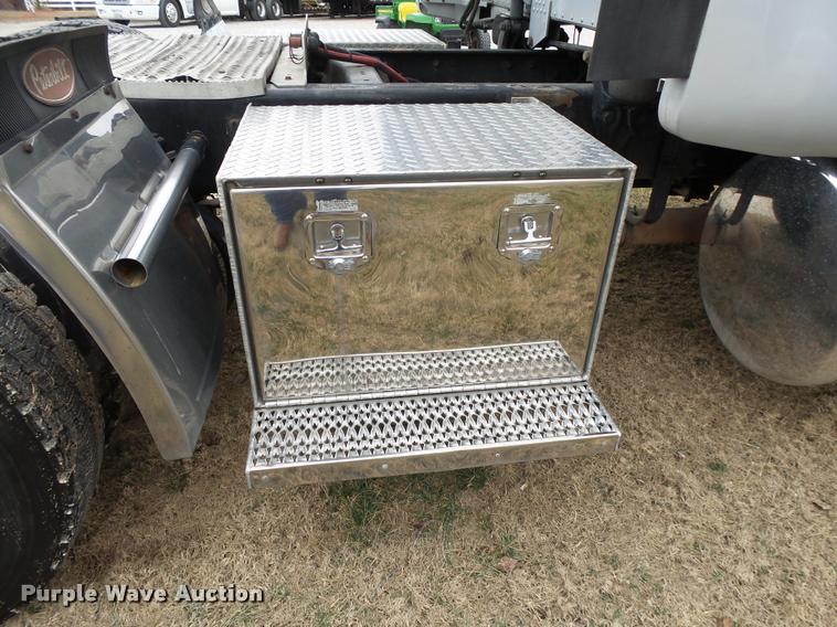 image for item DA2521 2010 Peterbilt 387 semi truck