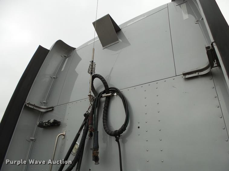 image for item DA2521 2010 Peterbilt 387 semi truck