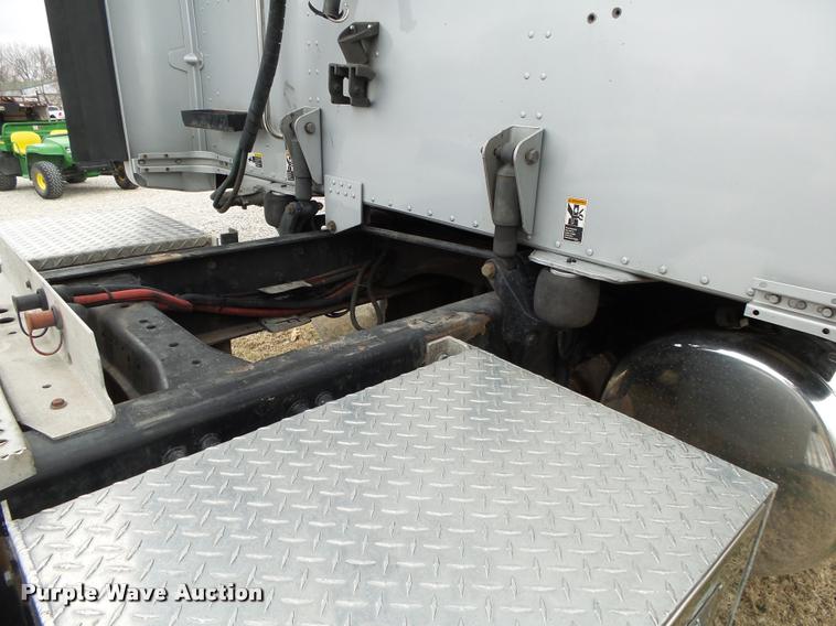 image for item DA2521 2010 Peterbilt 387 semi truck