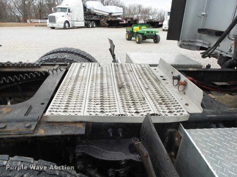 image for item DA2521 2010 Peterbilt 387 semi truck