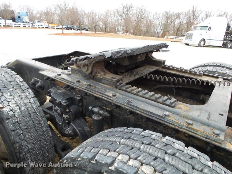 image for item DA2521 2010 Peterbilt 387 semi truck