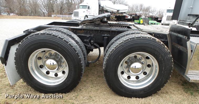 image for item DA2521 2010 Peterbilt 387 semi truck