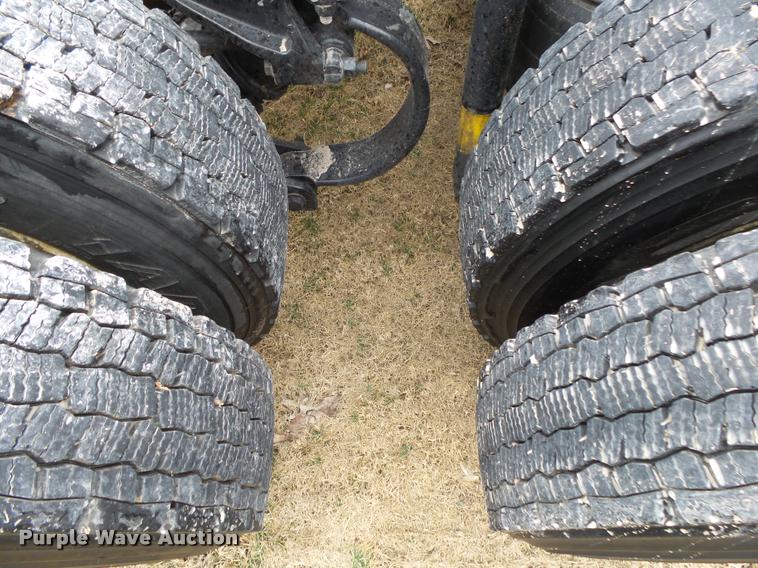 image for item DA2521 2010 Peterbilt 387 semi truck