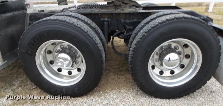 image for item DA2521 2010 Peterbilt 387 semi truck