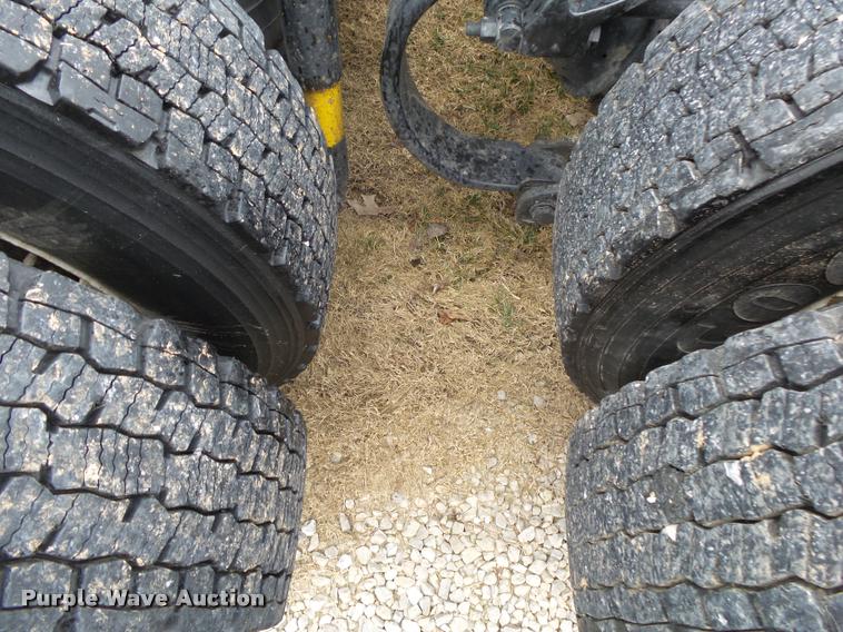 image for item DA2521 2010 Peterbilt 387 semi truck