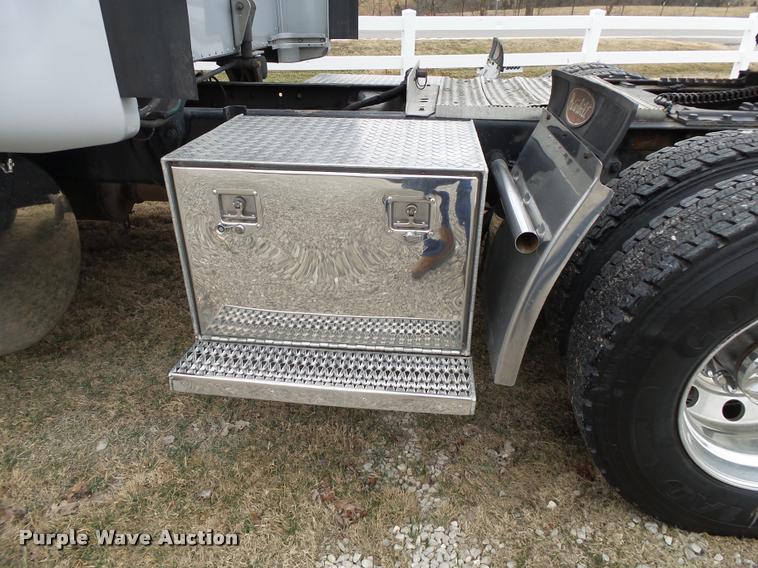 image for item DA2521 2010 Peterbilt 387 semi truck