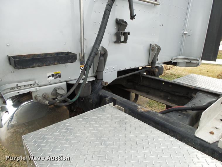 image for item DA2521 2010 Peterbilt 387 semi truck