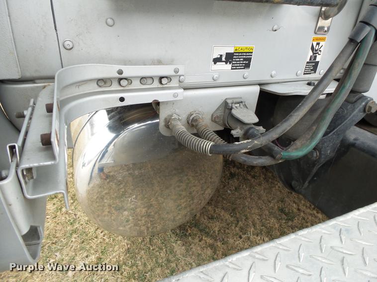 image for item DA2521 2010 Peterbilt 387 semi truck