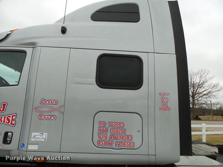 image for item DA2521 2010 Peterbilt 387 semi truck