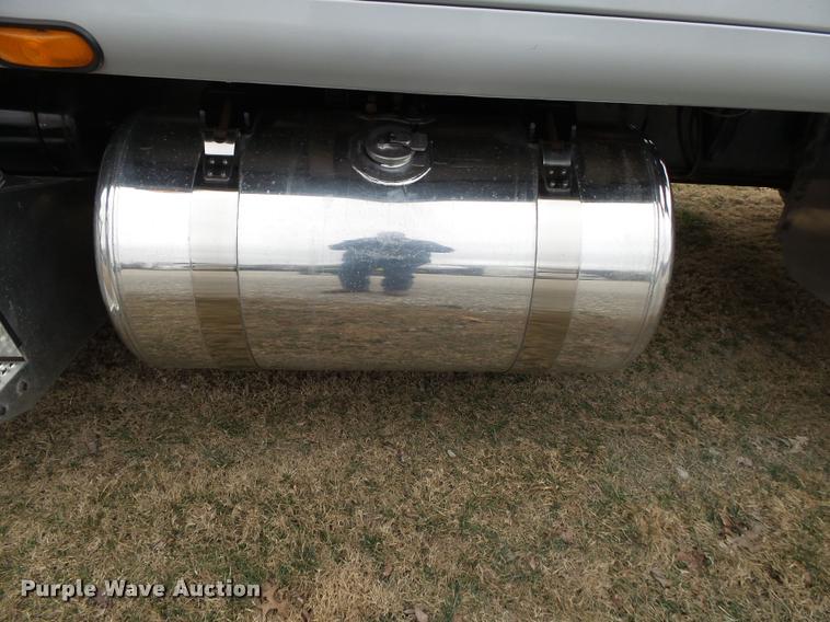 image for item DA2521 2010 Peterbilt 387 semi truck