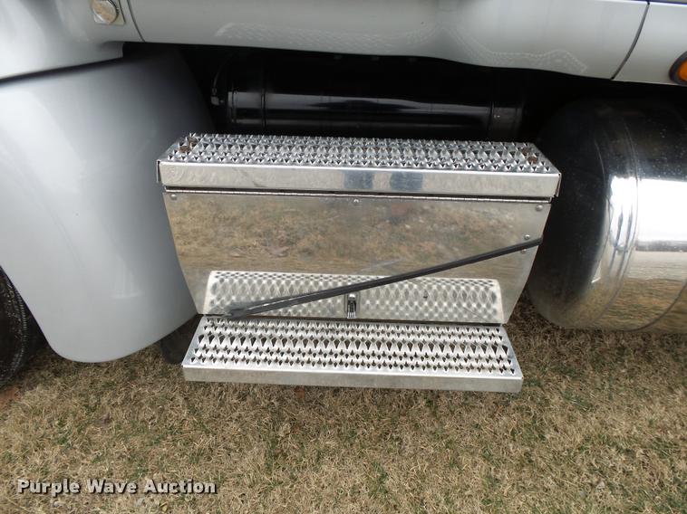 image for item DA2521 2010 Peterbilt 387 semi truck