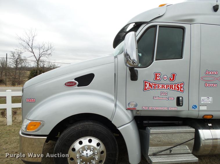 image for item DA2521 2010 Peterbilt 387 semi truck