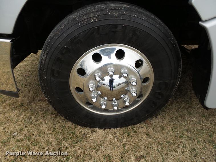 image for item DA2521 2010 Peterbilt 387 semi truck