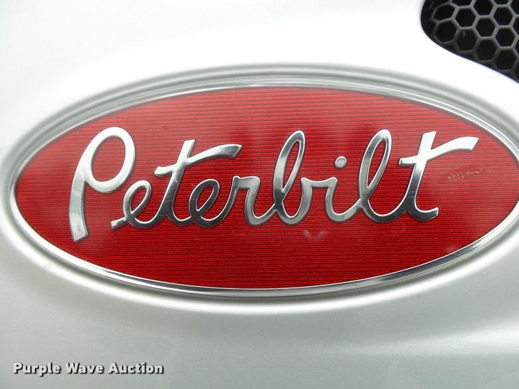 image for item DA2521 2010 Peterbilt 387 semi truck