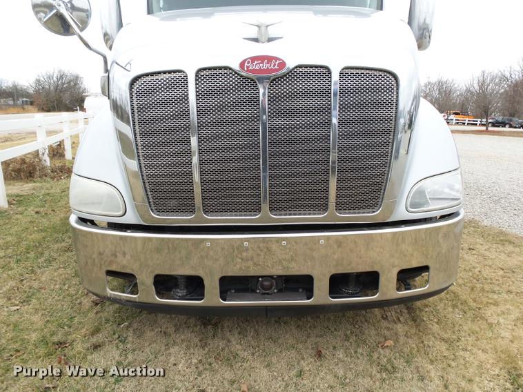 image for item DA2521 2010 Peterbilt 387 semi truck