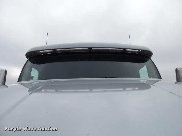 image for item DA2521 2010 Peterbilt 387 semi truck