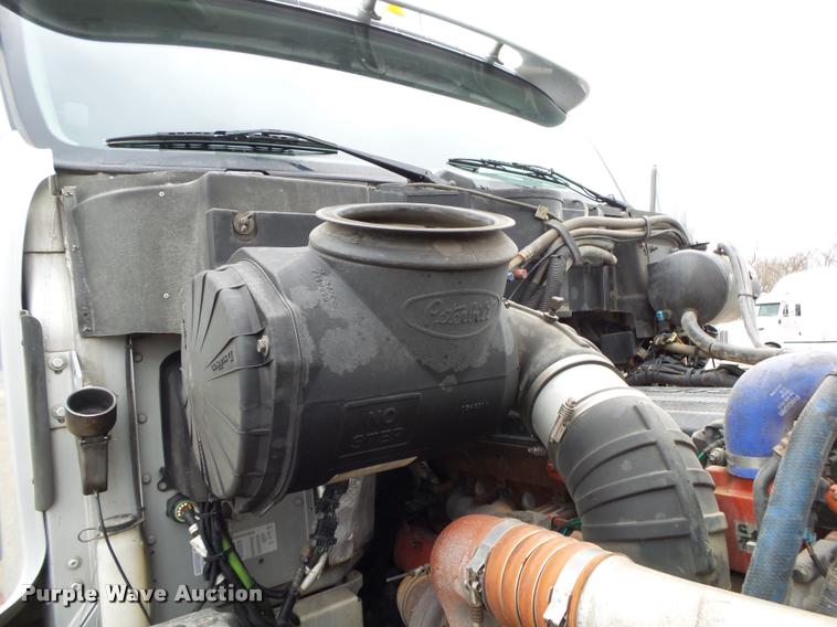image for item DA2521 2010 Peterbilt 387 semi truck