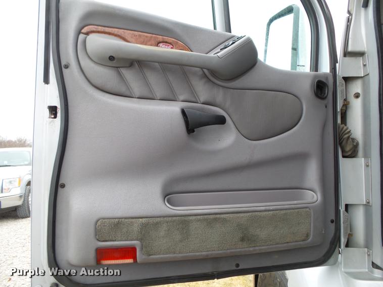 image for item DA2521 2010 Peterbilt 387 semi truck