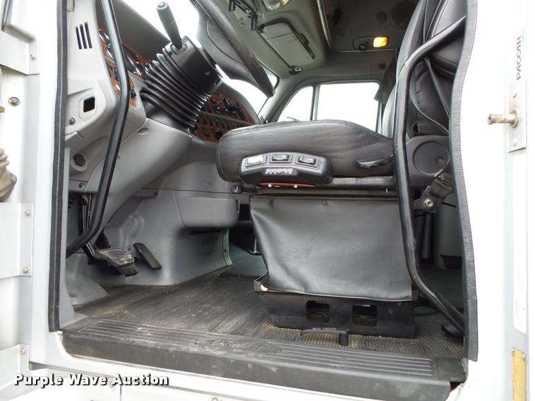 image for item DA2521 2010 Peterbilt 387 semi truck