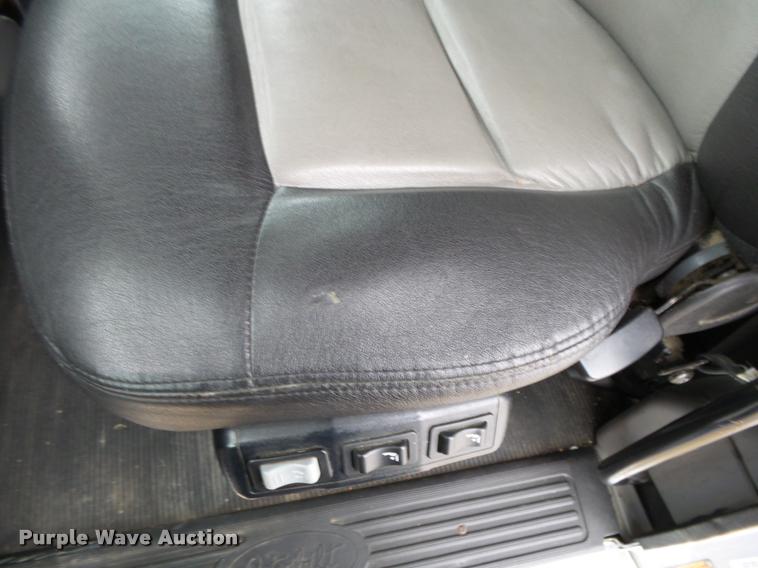 image for item DA2521 2010 Peterbilt 387 semi truck