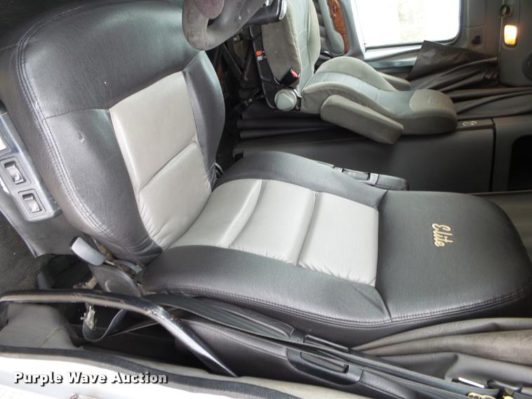 image for item DA2521 2010 Peterbilt 387 semi truck