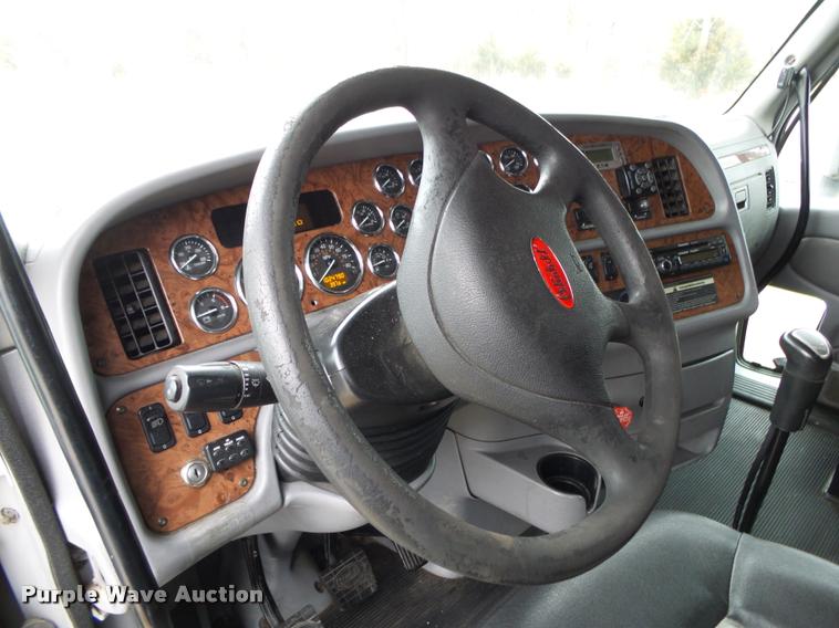 image for item DA2521 2010 Peterbilt 387 semi truck