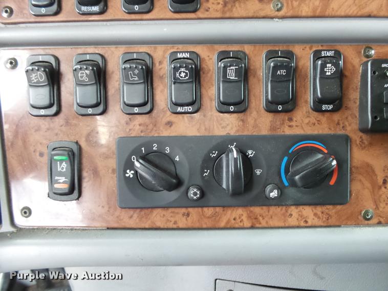 image for item DA2521 2010 Peterbilt 387 semi truck