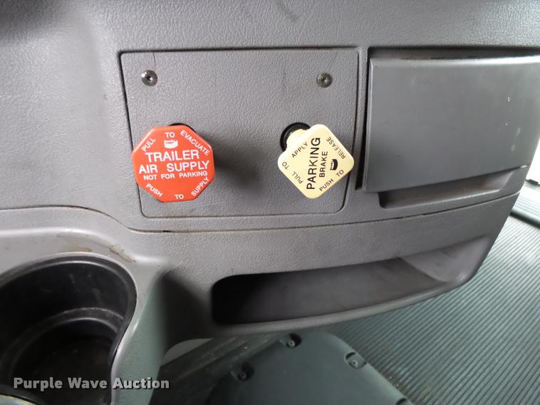 image for item DA2521 2010 Peterbilt 387 semi truck