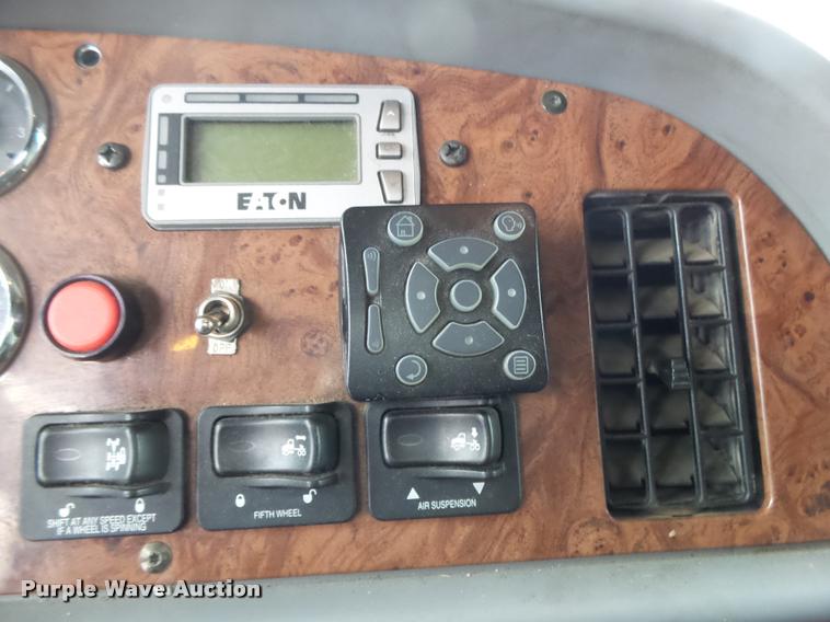 image for item DA2521 2010 Peterbilt 387 semi truck