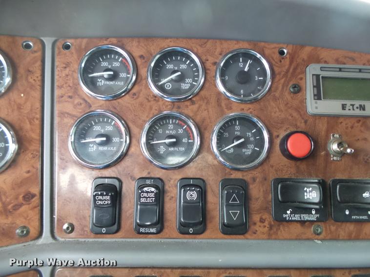 image for item DA2521 2010 Peterbilt 387 semi truck