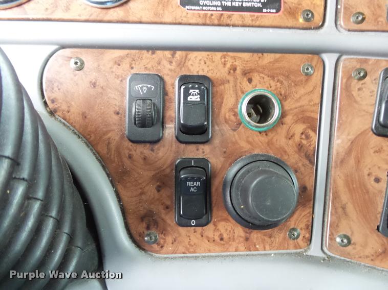 image for item DA2521 2010 Peterbilt 387 semi truck