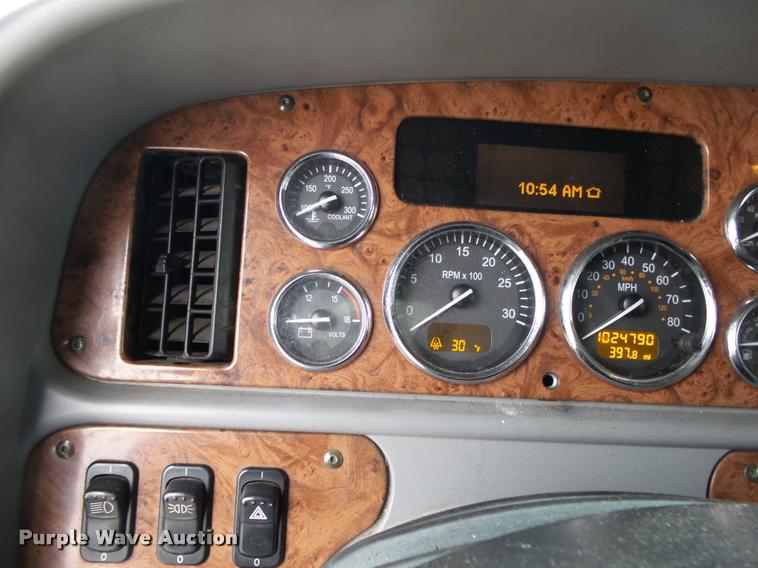 image for item DA2521 2010 Peterbilt 387 semi truck