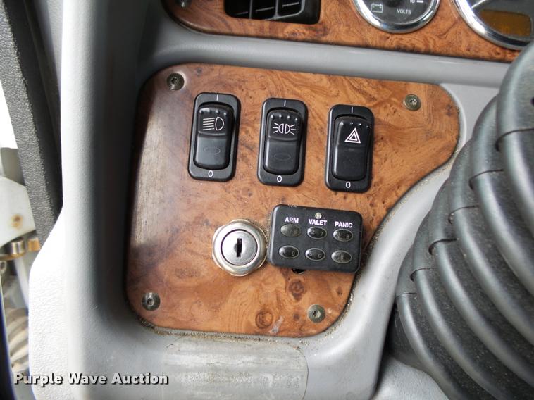 image for item DA2521 2010 Peterbilt 387 semi truck